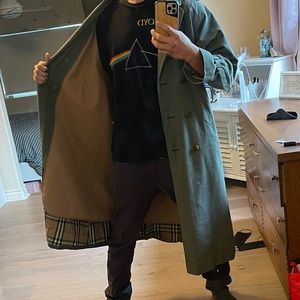 Size large unisex Burberry trench coat